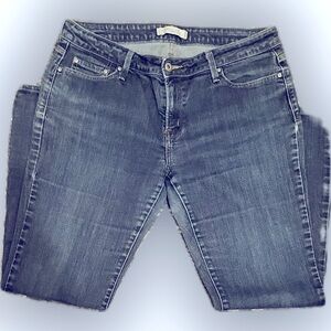 Levi’s, low-rise, bootcut, button pockets jeans. Preloved condition.